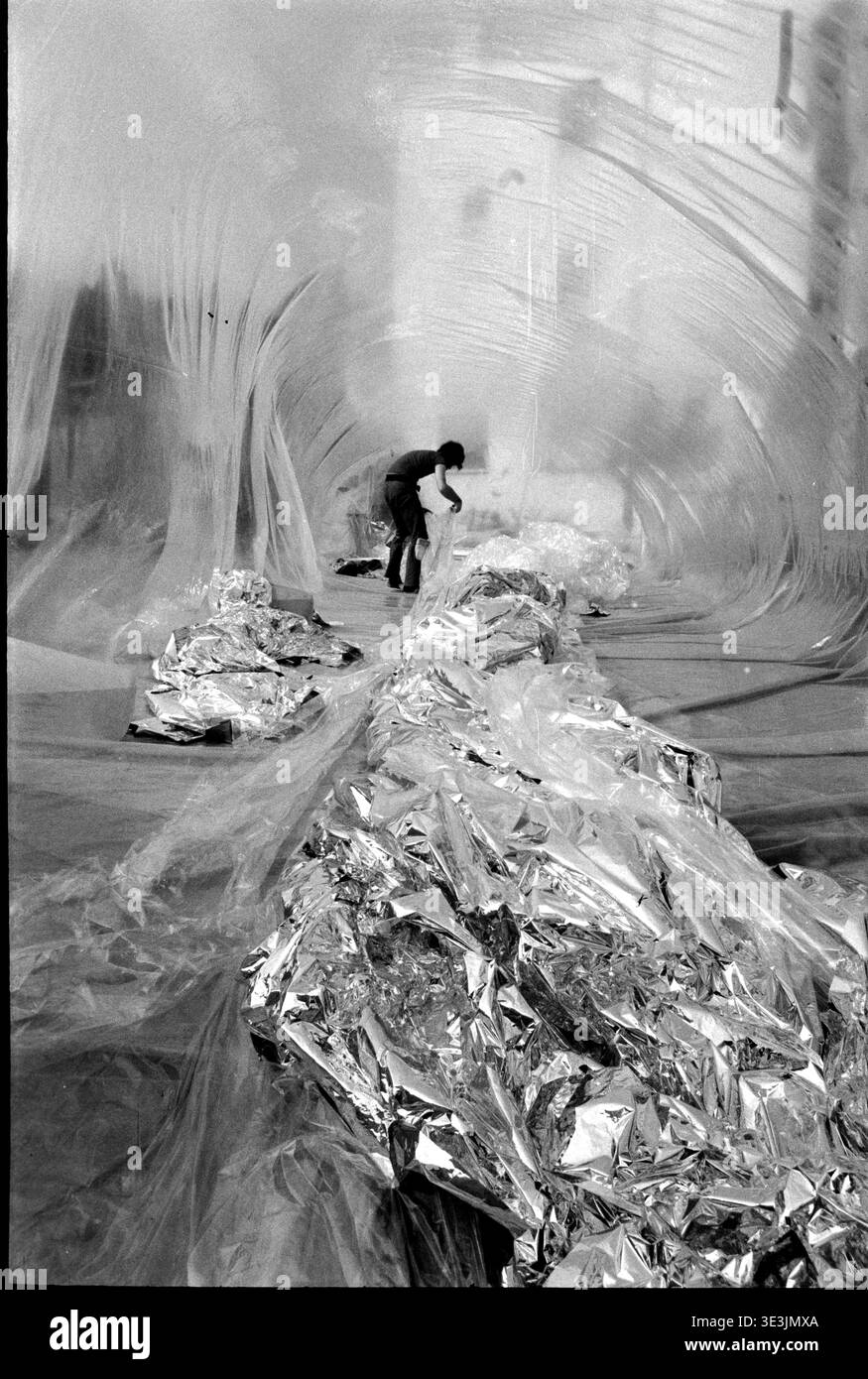 Bau aufblasbarer Spielstrukturen mit Rollen aus farbigem PVC in der alten Klavierfabrik von Action Space in der Harmood Street, Chalk Farm, London Stockfoto