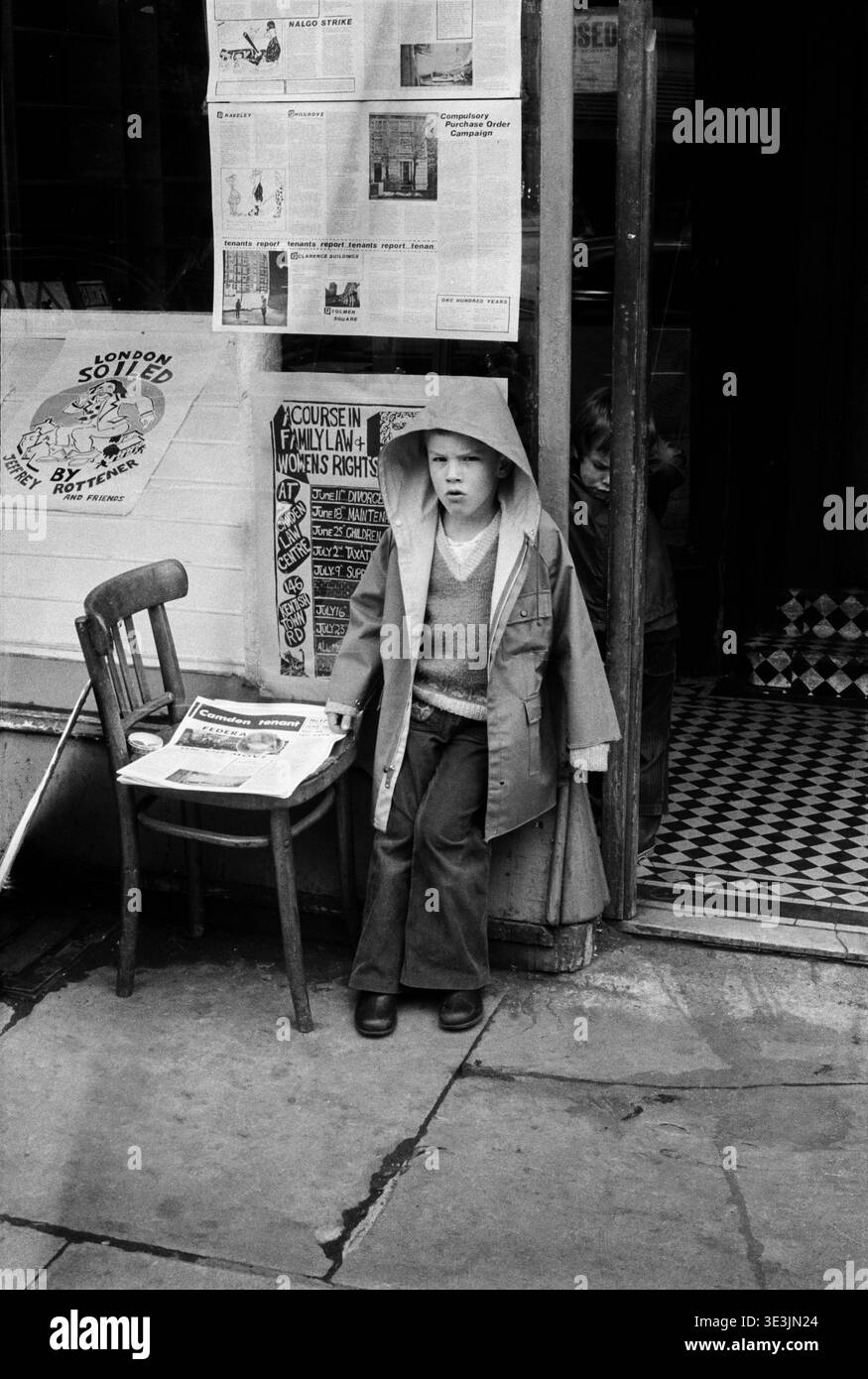Kinder, die den Verkauf der Zeitung Camden Tenant, Camden Town, London, 1973 erwägen Stockfoto