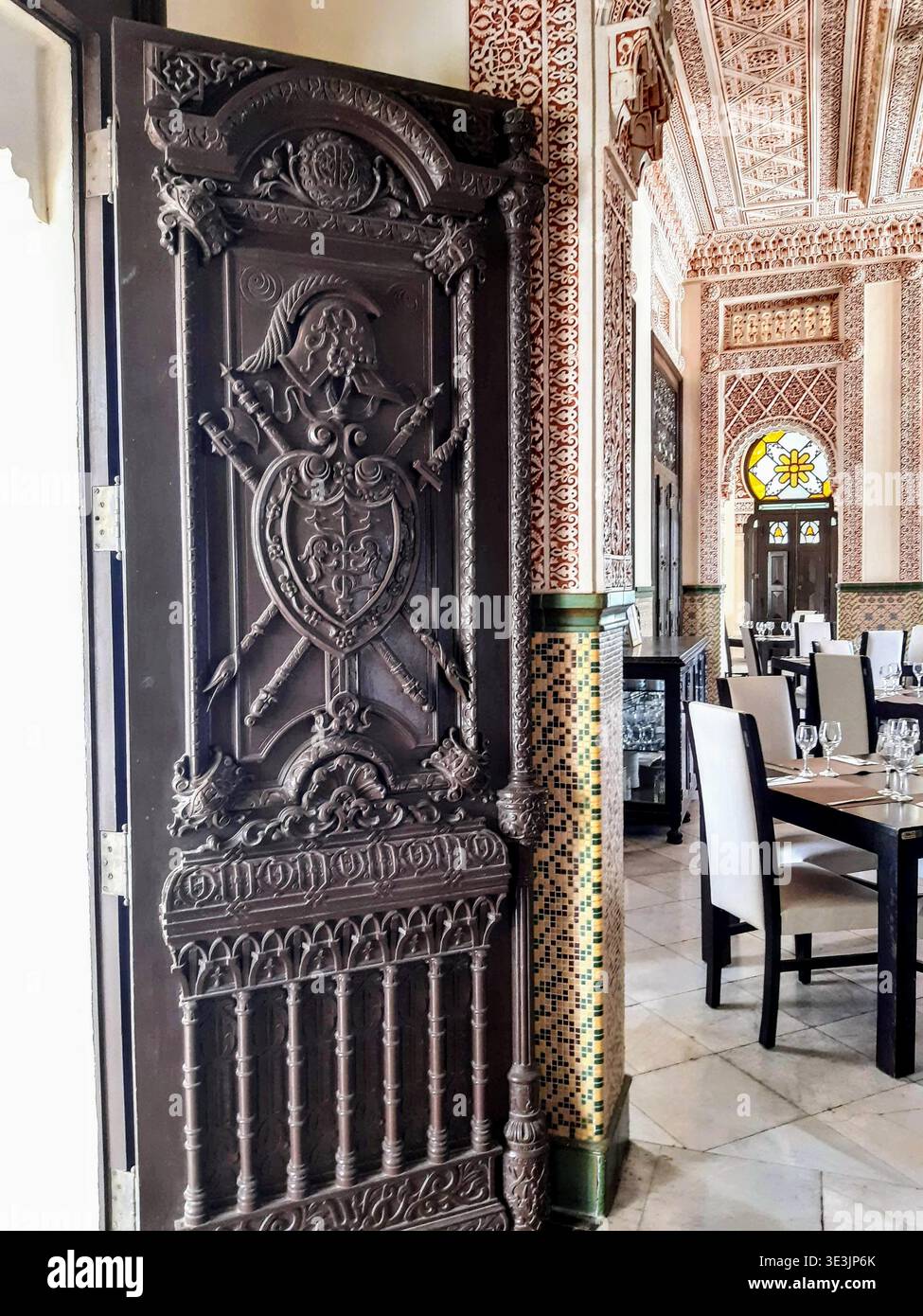 Kunstvoll geschnitzte Holztür im Palacio de Valle in Cienfuegos, Kuba Stockfoto