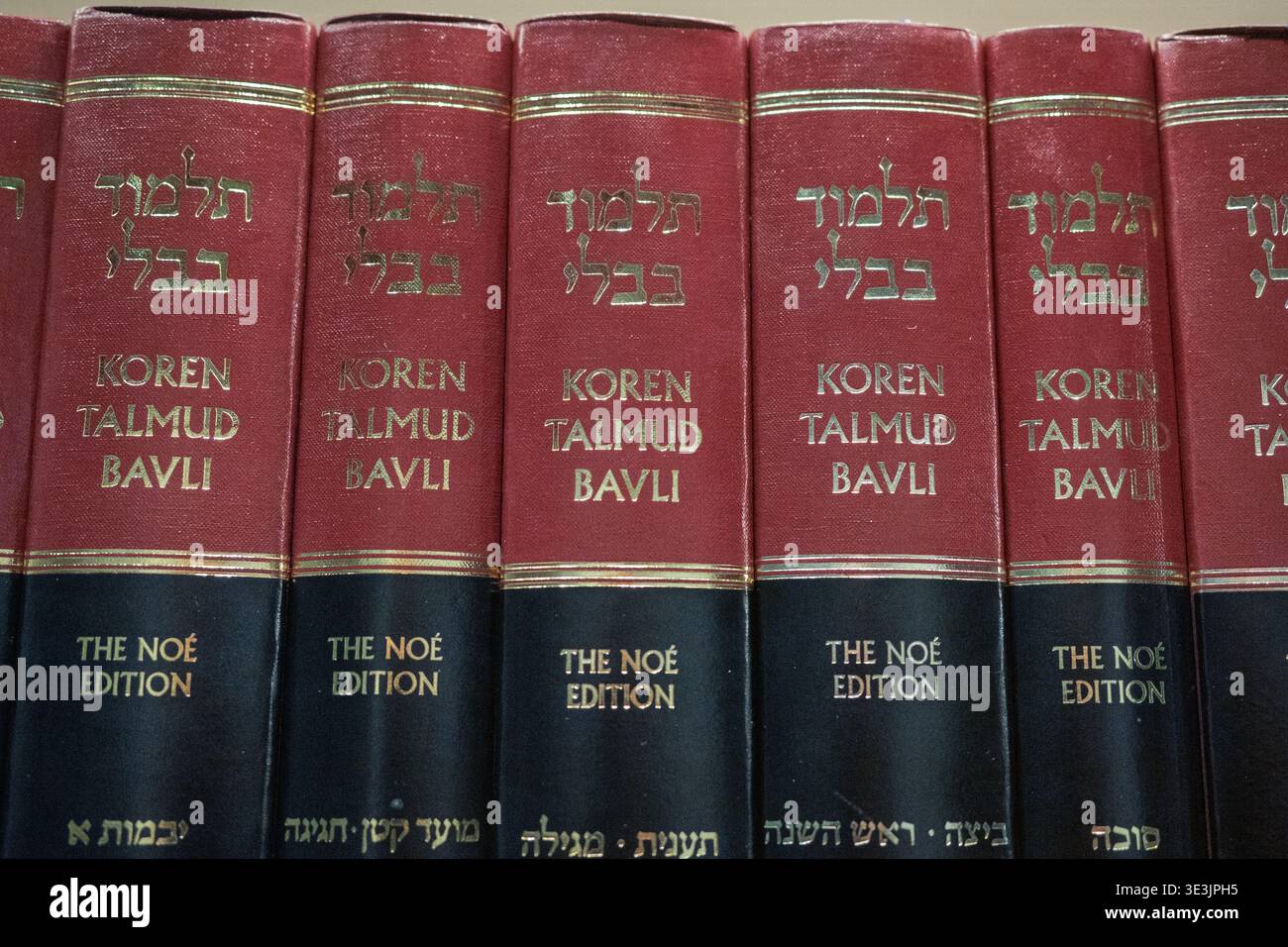 Heilige Jüdische Textbücher Auf Dem Regal, Mehrere Rote Und Schwarze Bände Von Koren Talmud Bavli. Stockfoto