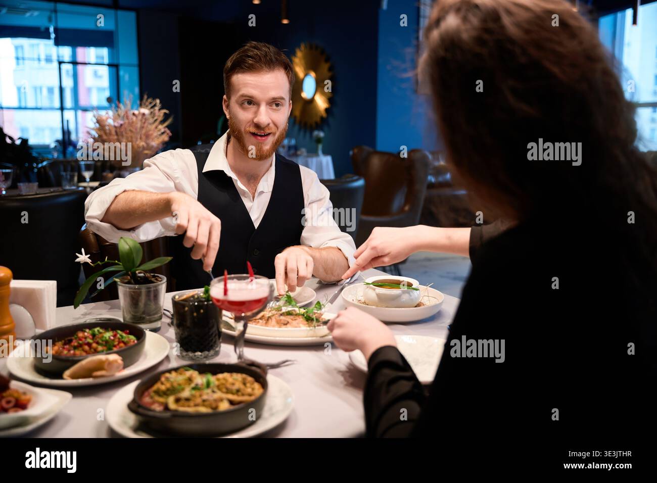 Abends können Sie in einem eleganten Restaurant zusammen essen Stockfoto