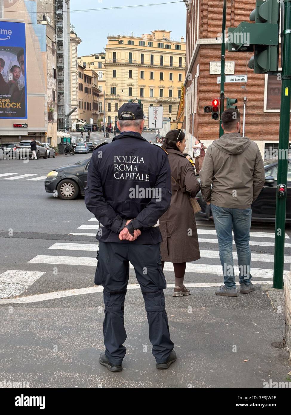 Polizia Roma Capitale Offizier in Uniform bei Lungotevere dei Sangallo, Rom, Italien. Leute, die an der Überfahrt warten. Stockfoto