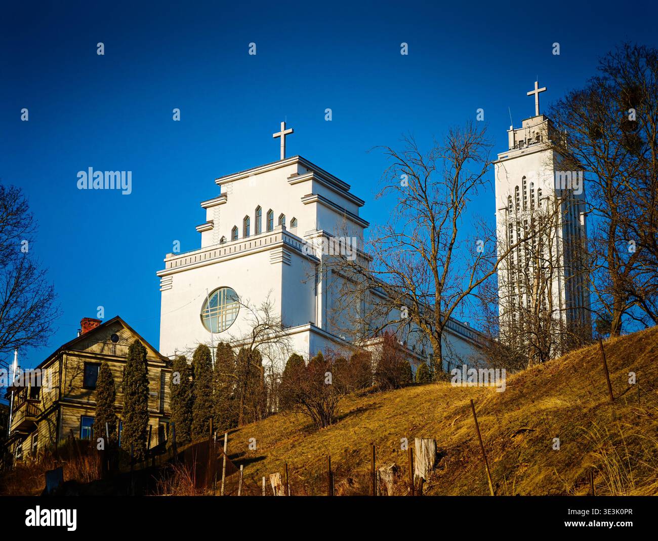 Einzigartiger Schießwinkel der Basilika zur Auferstehung von Kaunas, unserem Herrn Jesus Christus, und der modernistischen Art déco-Architektur von Kaunas mit kühnen Kontrasten Stockfoto
