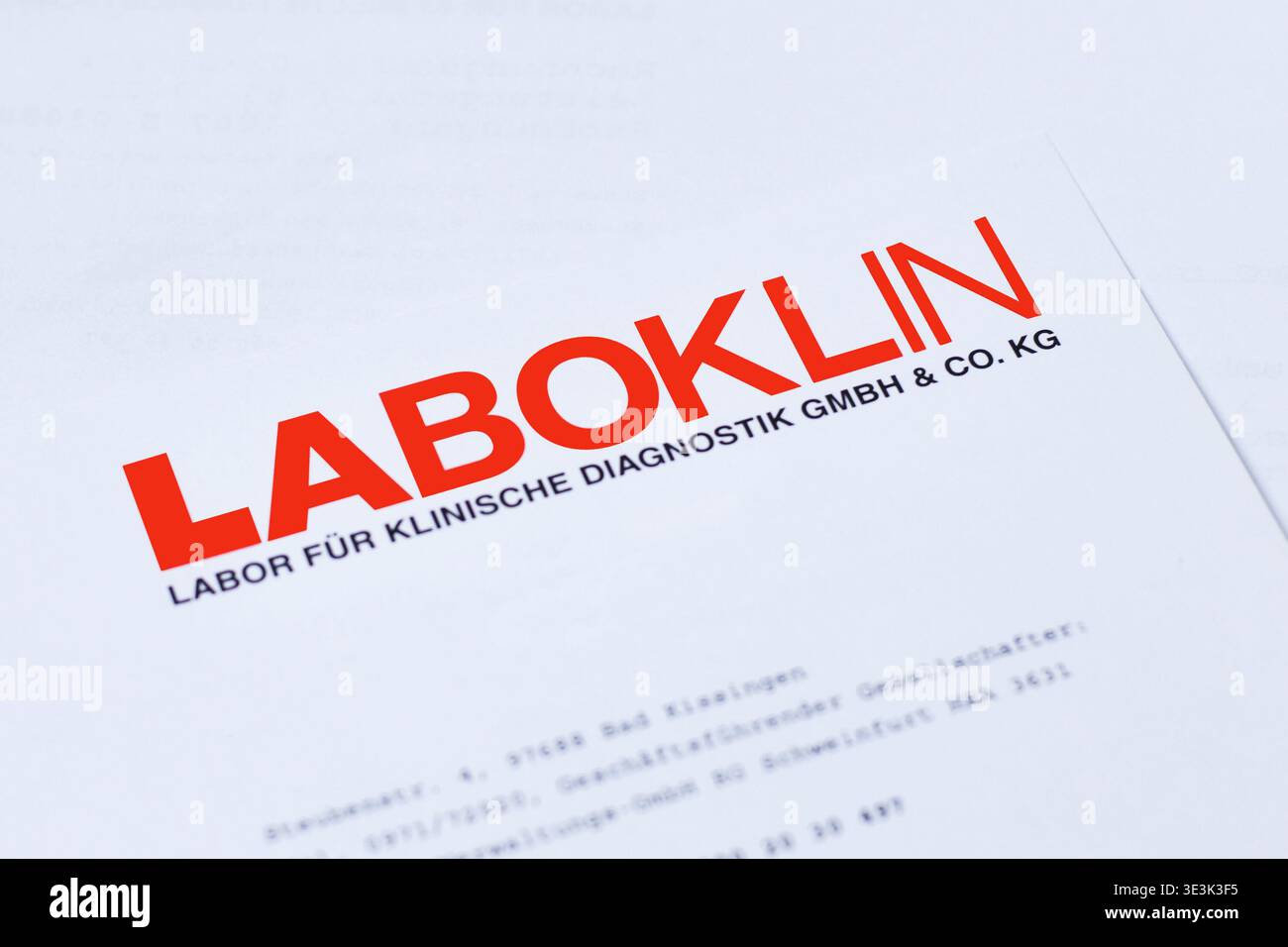 Deutschland, Februar 2026: Nahaufnahme des roten Laboklin-Logos auf dem Dokument. Ein akkreditiertes Fachlabor für Veterinärdiagnostik Stockfoto