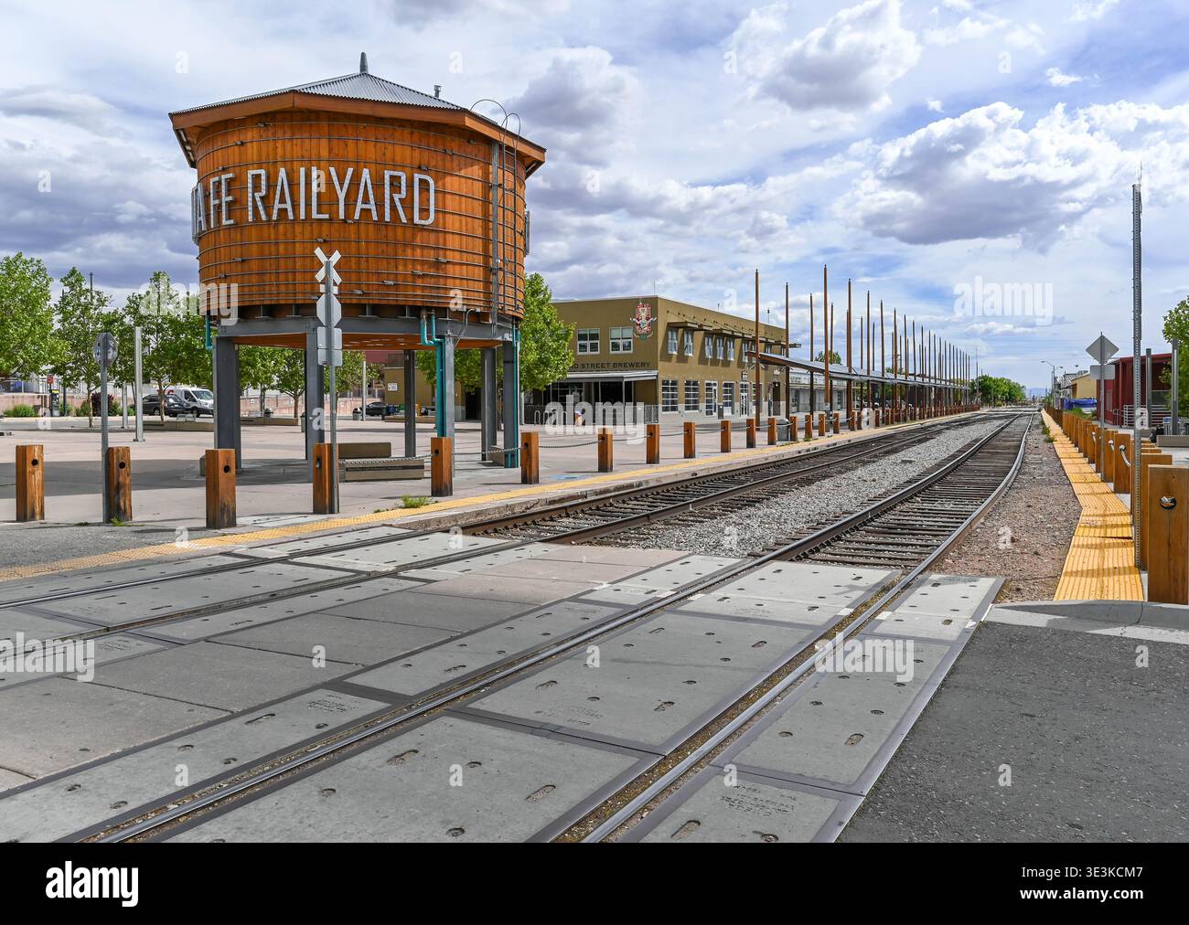 Santa Fe, Vereinigte Staaten - 03. Juni 2021: Blick auf den Wasserturm der Santa Fe Railyard, der ein warmes, rustikales Leuchten im kühlen Blau der New Mexico's ausstrahlt Stockfoto