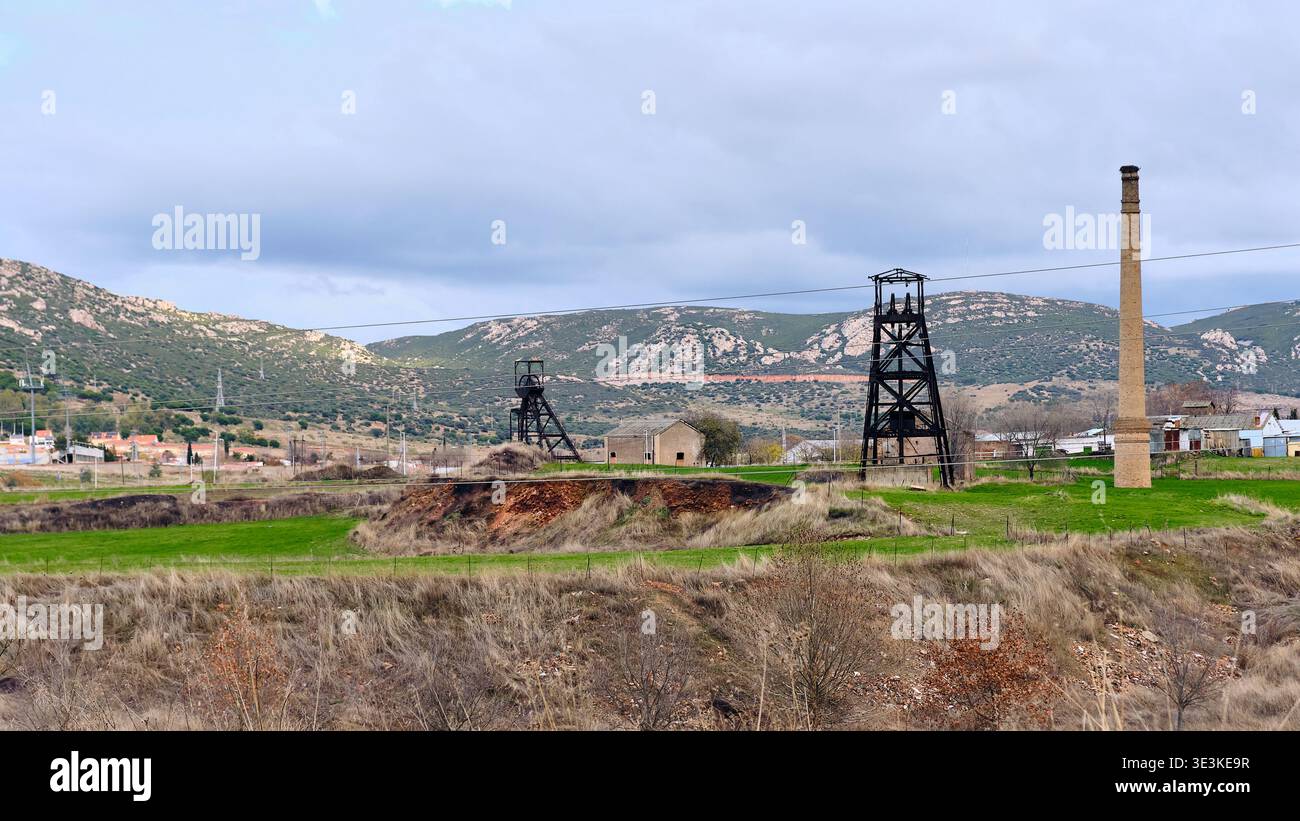 Deindustrialisierung Und Wirtschaftlicher Niedergang Landschaft Mit Verlassenen Kohlebergwerken In Puertollano Castilla La Mancha Spanien Industriekultur Und Stockfoto