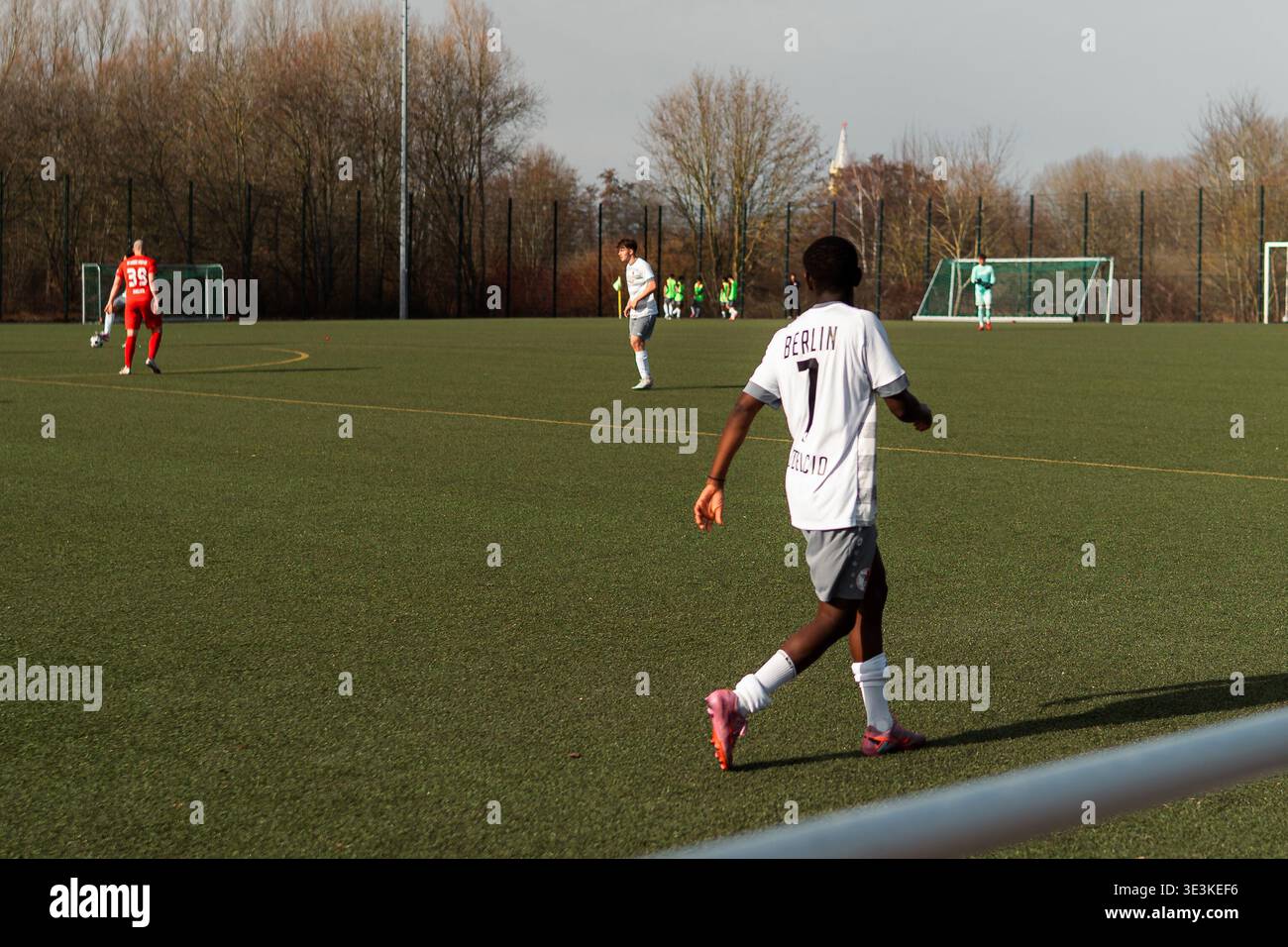Spieler des Berliner AK 07 spielen am 7. März 2026 in Wismar in einem Fußballspiel gegen den FC Anker Wismar. Stockfoto
