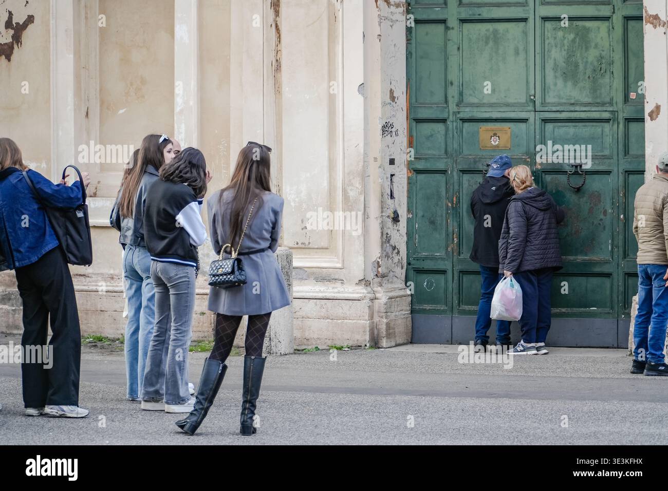 Schlüsselloch Rom-Malteserorden. Rom, Italien. Touristen sehen den berühmten Aventine Hill Keyhole für den Blick auf den Petersdom. Stockfoto