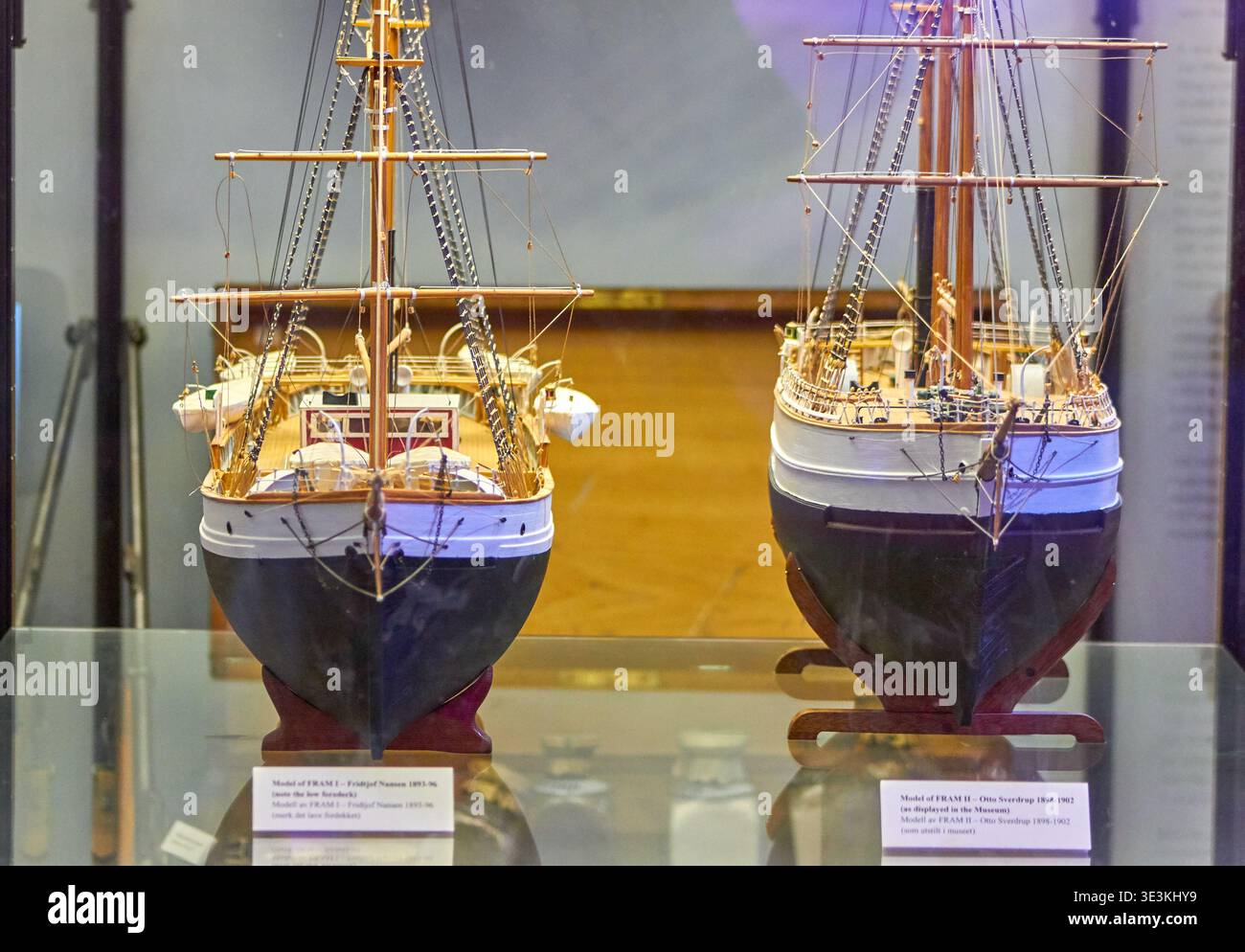Zwei detailgetreue Modelle historischer norwegischer Polarexpeditionsschiffe in einem Glaskoffer. Die Modelle, vom Heck aus gesehen, stellen dar Stockfoto