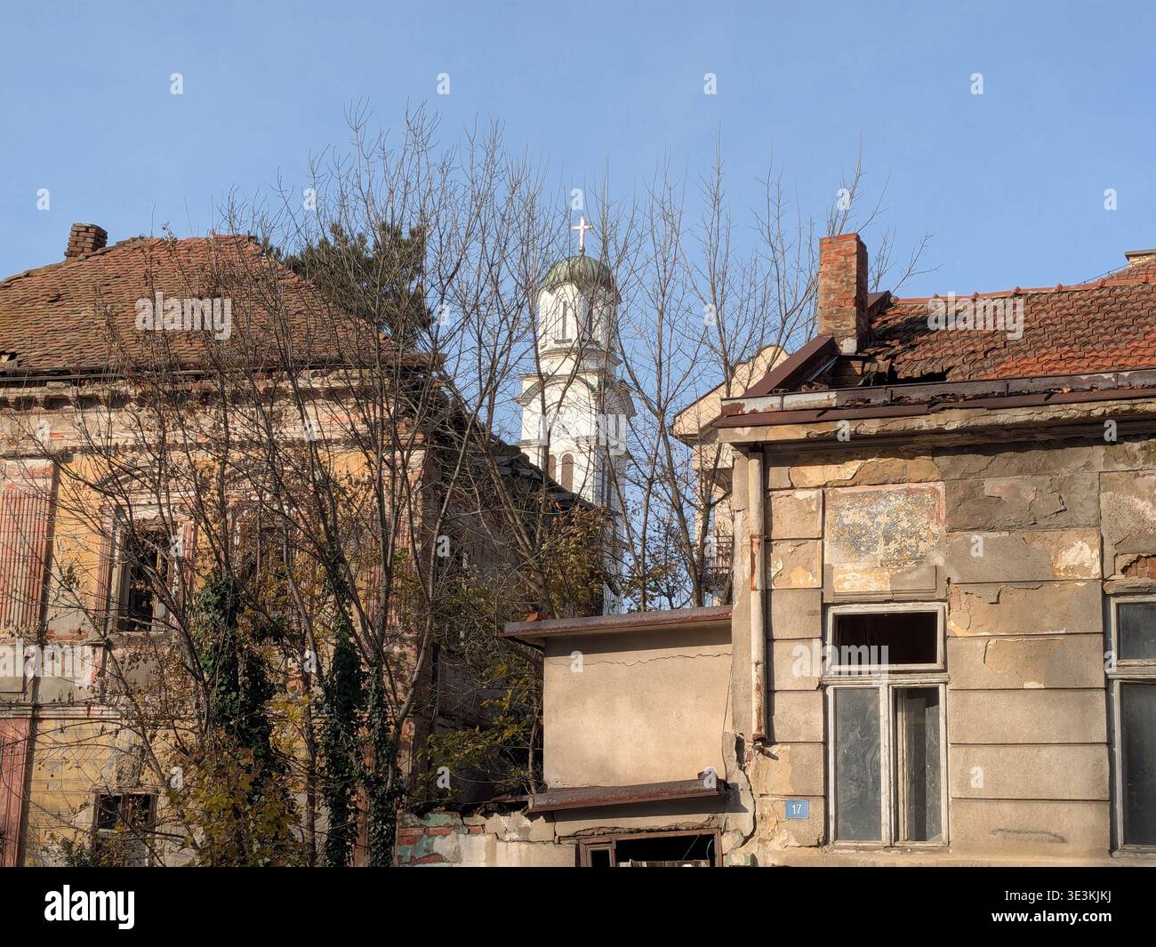 Stadtlandschaft, alte verlassene Häuser, Turm. Bijeljina, Bosnien und Herzegowina. - Smartphone-aufgenommenes Stockfoto