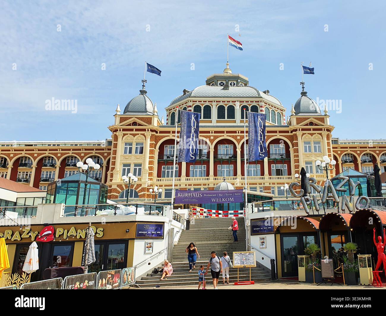 Das Bild zeigt das historische Kurhaus in Scheveningen, den Haag, Niederlande. Dieses große architektonische Wahrzeichen ist in einem unverwechselbaren Rot gehalten Stockfoto