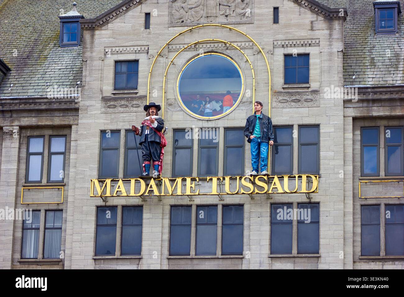 Die Außenfassade eines Madame Tussauds Wachsmuseum Gebäudes mit einem großen goldenen Schild mit der Schreibweise „MADAME TUSSAUD“ auf einem hellen Stein Stockfoto