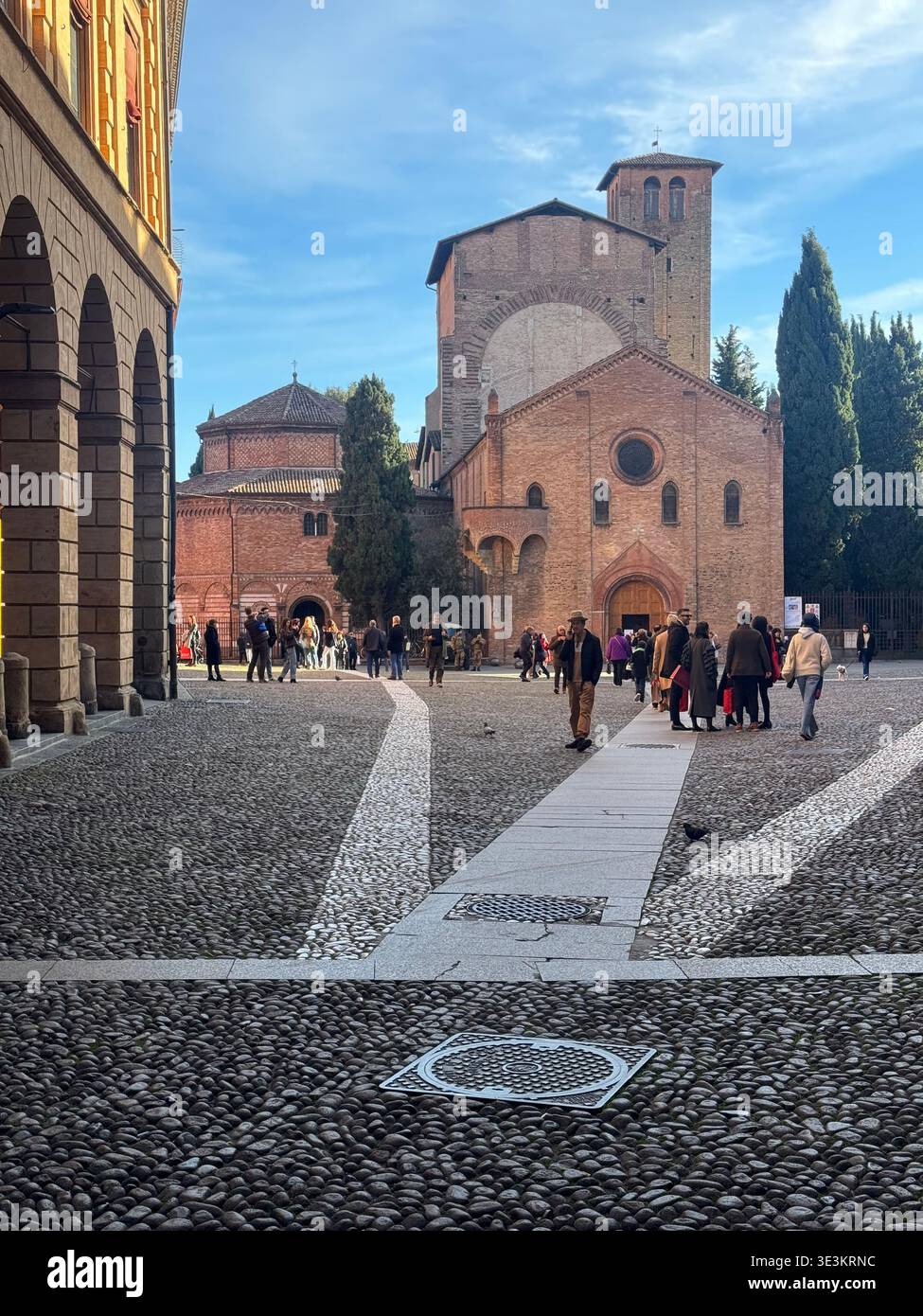 Piazza Santo Stefano in Bologna, Italien, mit historischer Architektur und zeitloser Atmosphäre des mittelalterlichen Stadtzentrums. - Smartphone-aufgenommenes Stockfoto