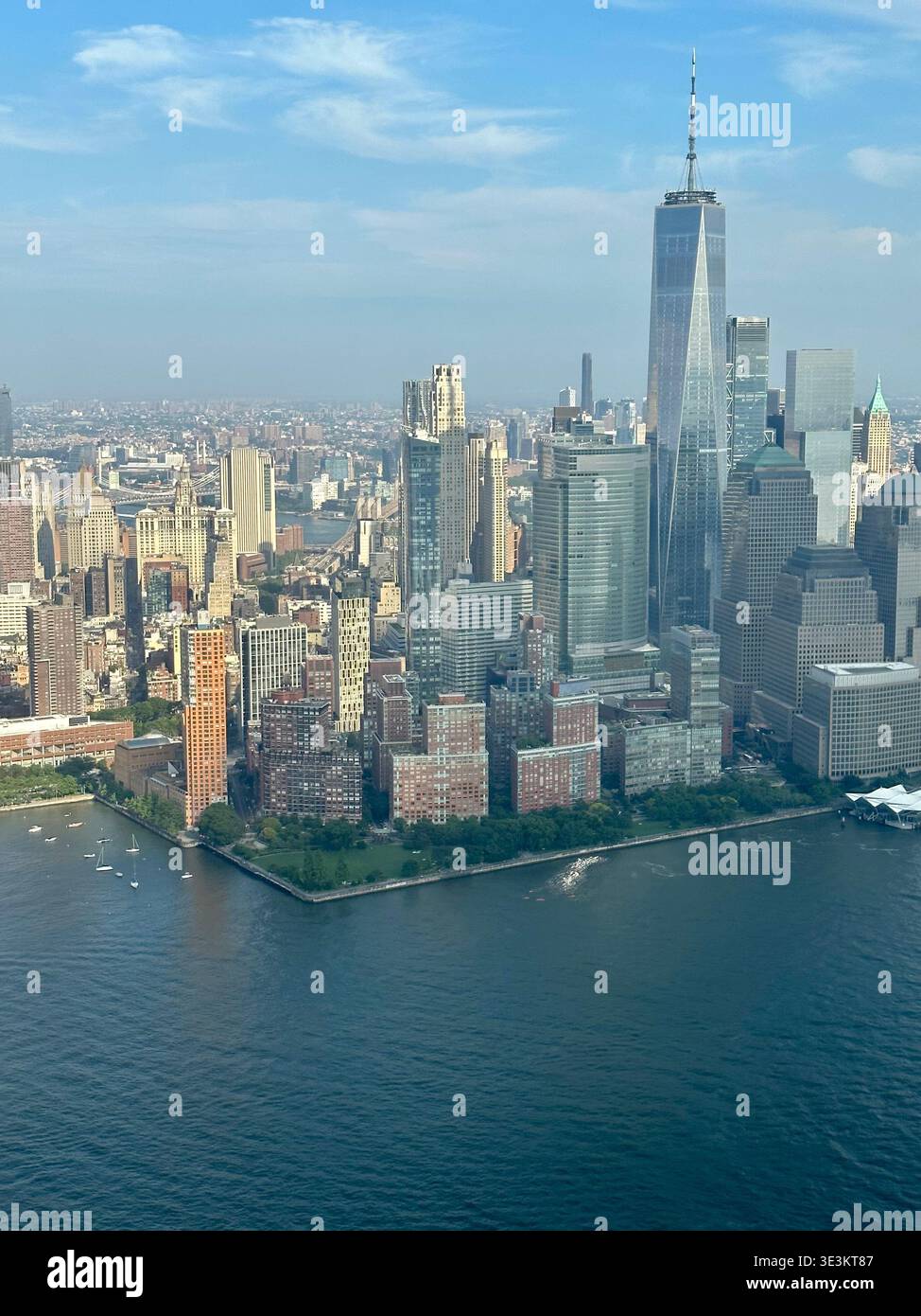 Aus der Vogelperspektive auf Manhattan mit der berühmten Skyline von New York City, den Wolkenkratzern und der urbanen Landschaft. - Smartphone-aufgenommenes Stockfoto