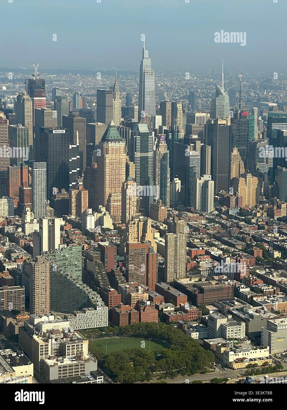 Aus der Vogelperspektive auf Manhattan mit der berühmten Skyline von New York City, den Wolkenkratzern und der urbanen Landschaft. - Smartphone-aufgenommenes Stockfoto