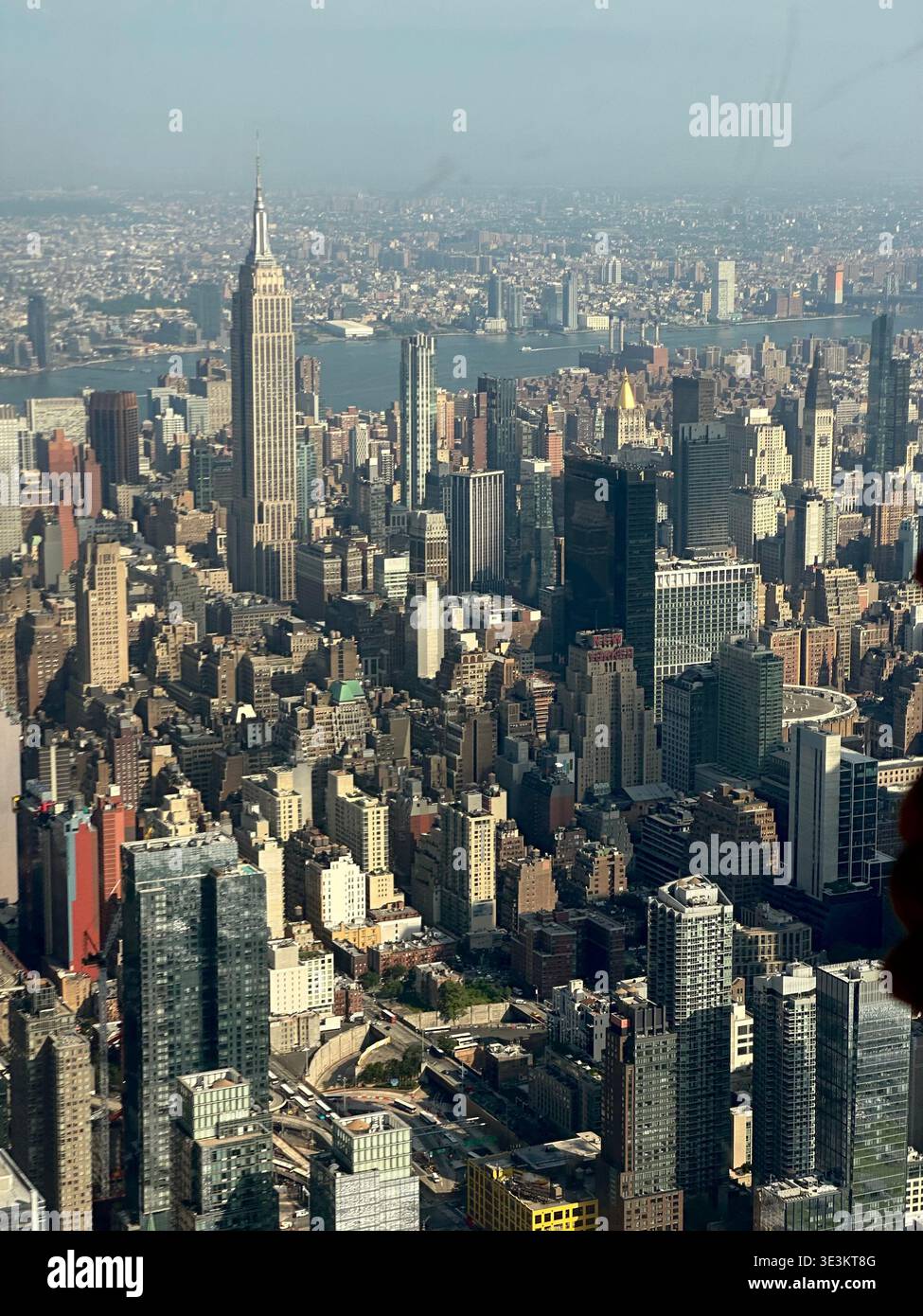 Aus der Vogelperspektive auf Manhattan mit der berühmten Skyline von New York City, den Wolkenkratzern und der urbanen Landschaft. - Smartphone-aufgenommenes Stockfoto