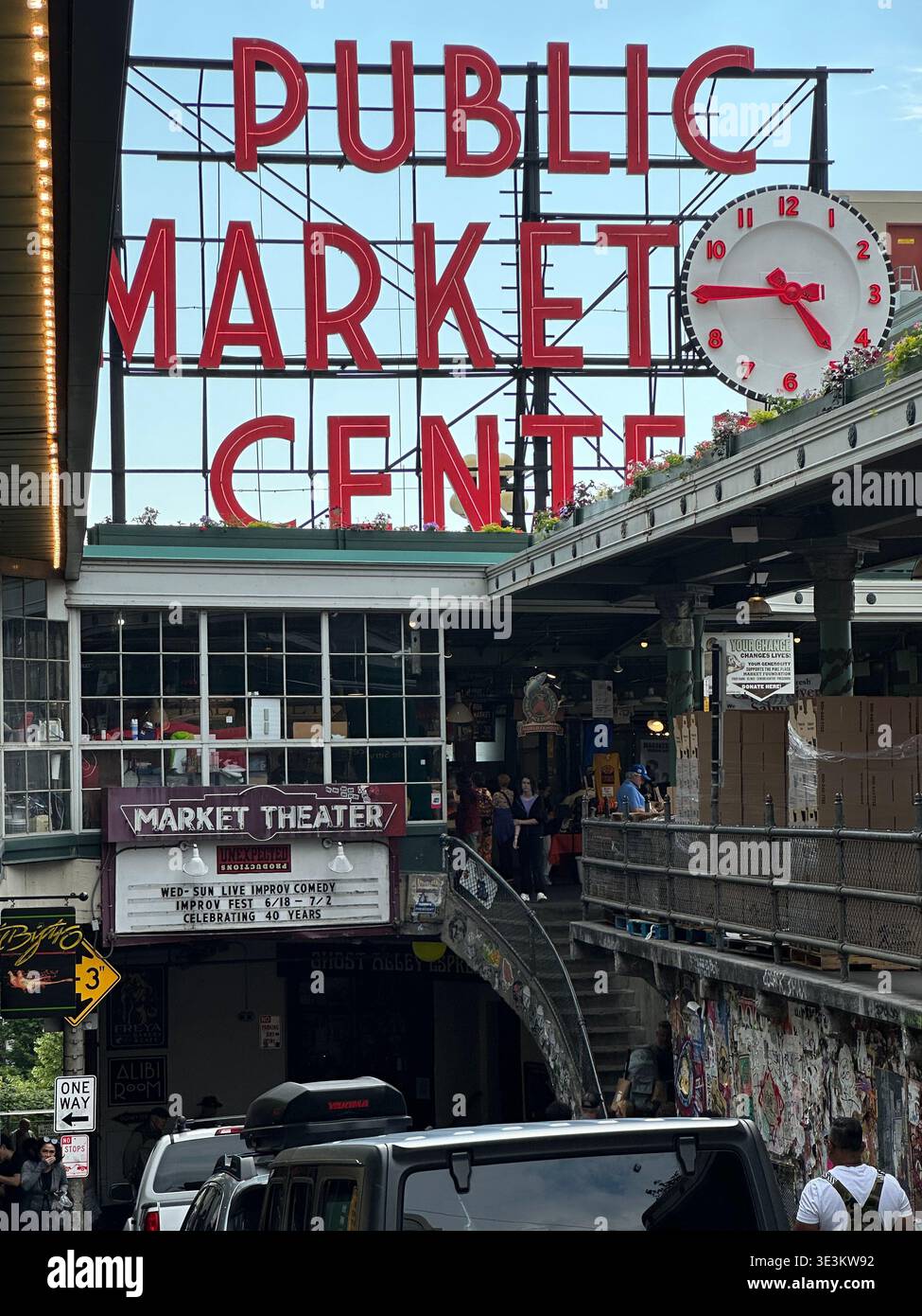 Nahaufnahme des legendären Public Market Center-Schilds auf dem Dach des Pike Place Market in Seattle, Washington. - Smartphone-aufgenommenes Stockfoto