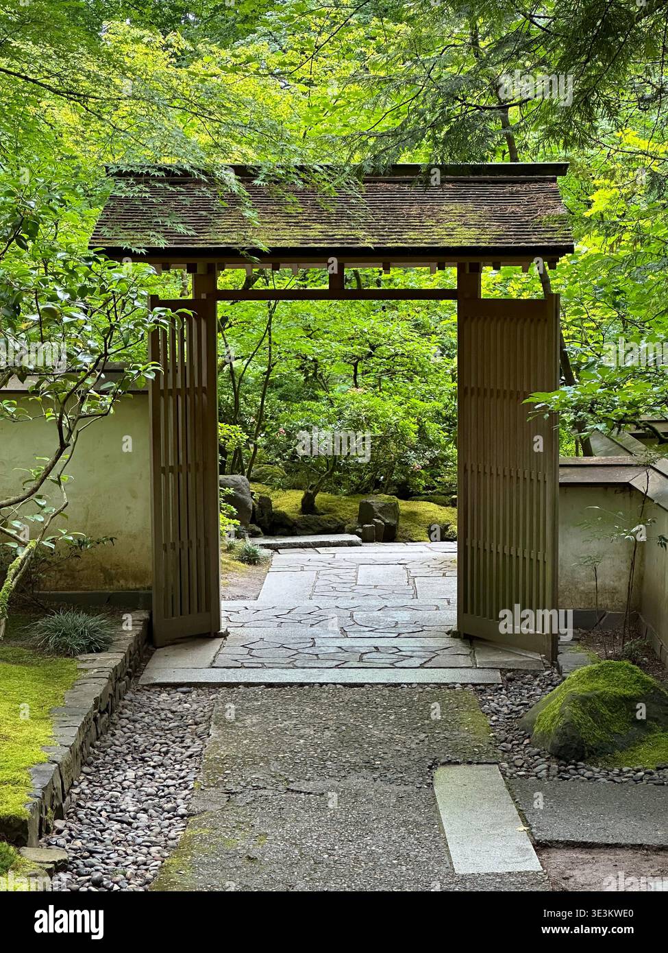 Atmosphärischer Eindruck aus dem Japanischen Garten in Portland, mit ruhiger Landschaft, üppigem Grün und friedlichem japanischem Design. Stockfoto