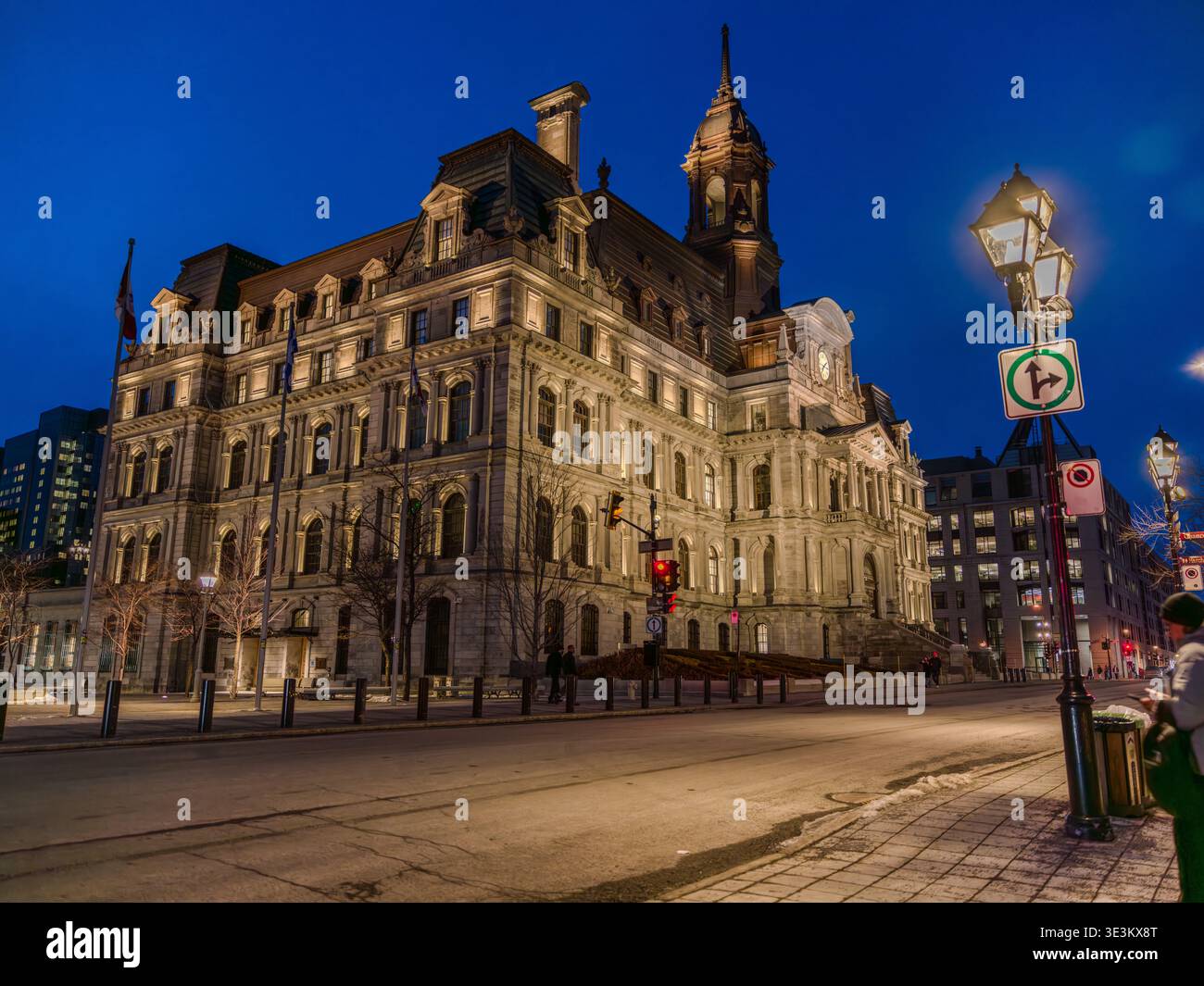 Das Rathaus von Montreal, das bei Nacht in Old Montreal, Quebec, Kanada beleuchtet wird, zeigt historische Architektur des Zweiten Reiches in der Nähe des alten Hafens Stockfoto