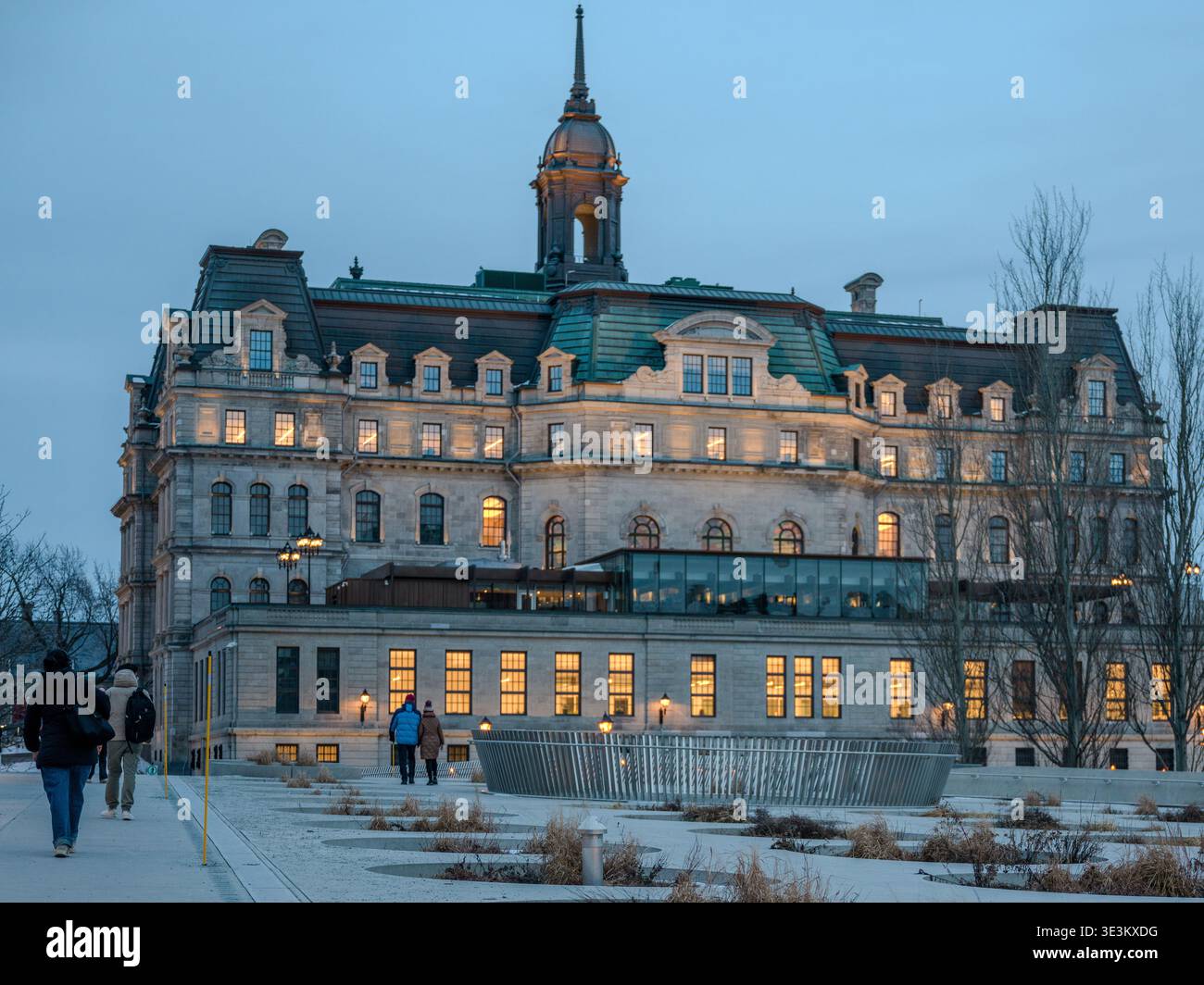 Montreal City Hall Rückansicht beleuchtet bei Nacht in Old Montreal, Quebec, Kanada, mit historischer Architektur des Zweiten Reiches in der Nähe des alten Hafens Stockfoto