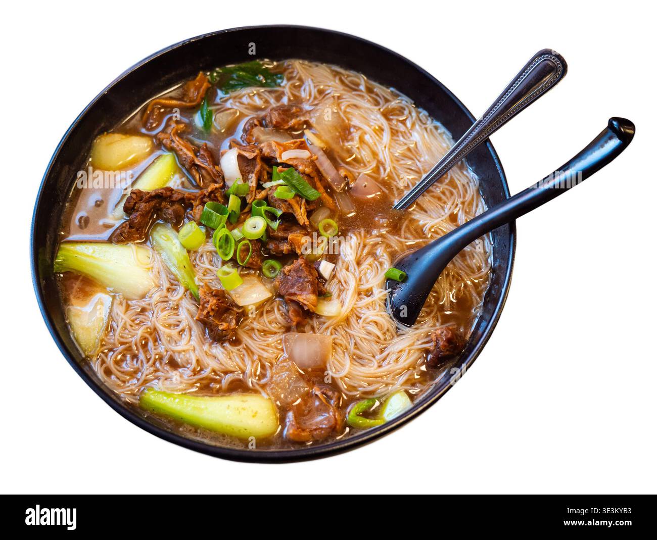 Die tiefe Tonschale ist mit heißer Nudelsuppe und Kalbsfilet gefüllt. Stockfoto