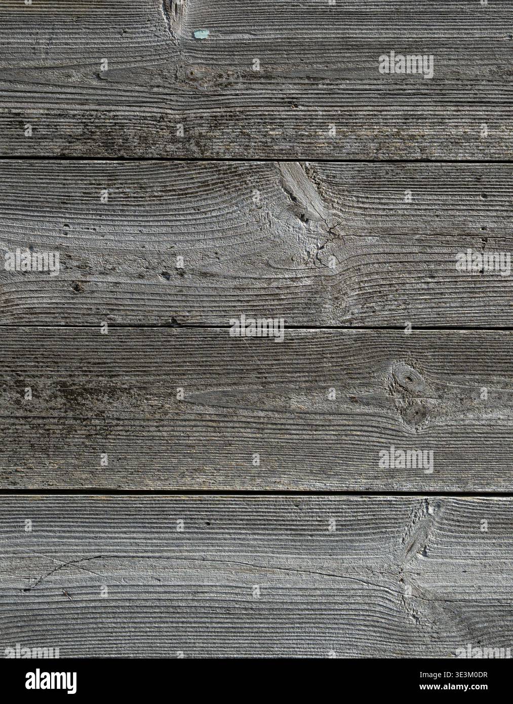 Dezente Holzmaserung mit verwitterter Patina und neutralen Tönen. Stockfoto