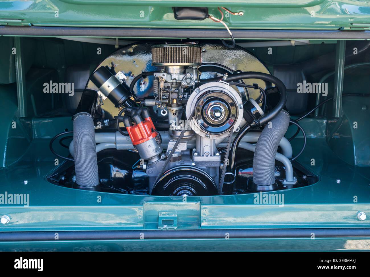 Georgetown, TX - 28. Februar 2026: Restaurierter luftgekühlter Flat-Four-Motor-Schacht eines 1965 Volkswagen 21-Fenster Deluxe Microbus Stockfoto