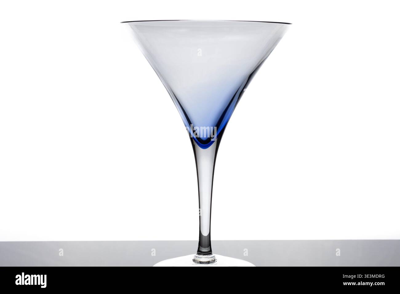 Leeres blau getöntes Margarita-Glas – isolierte Nahaufnahme auf weißem Hintergrund Stockfoto