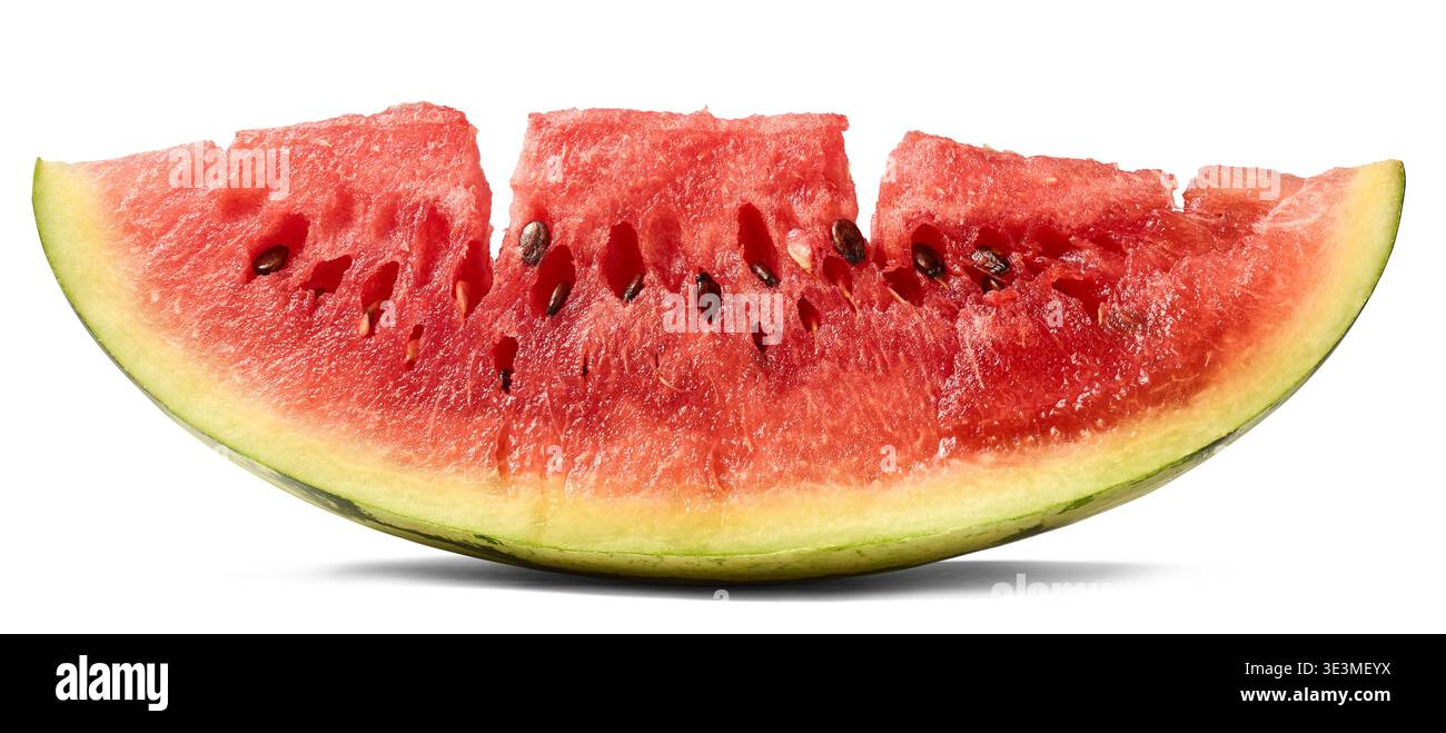 Gekrümmtes Stück Wassermelone isolierter weißer Hintergrund, rotes Fleisch mit schwarzen Samen, Seitenansicht mit Schatten Stockfoto