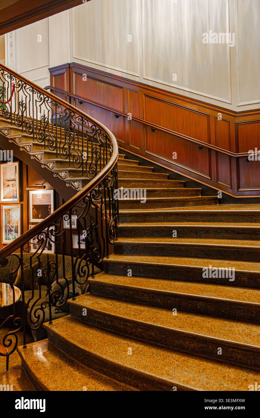 Eine Wendeltreppe in einem Boutique-Hotel in Vancouver Stockfoto