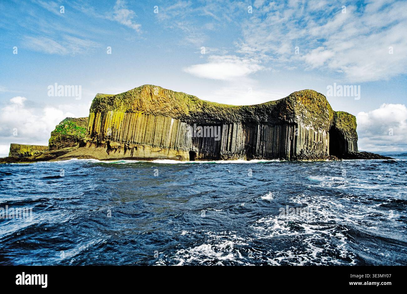 Basaltsäulen Felsen der Insel Staffa, Inneren Hebriden, Schottland. Eingang zum Fingal's Cave auf der rechten Seite Stockfoto