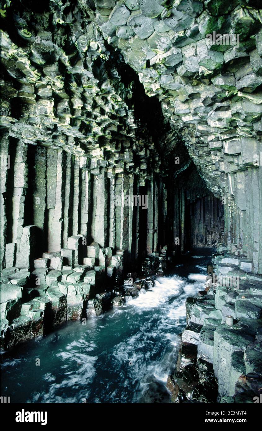 Vulkanische Felsen Basaltsäulen in Fingal's Höhle auf der Hebriden-Insel Staffa, Inneren Hebriden, Schottland Stockfoto