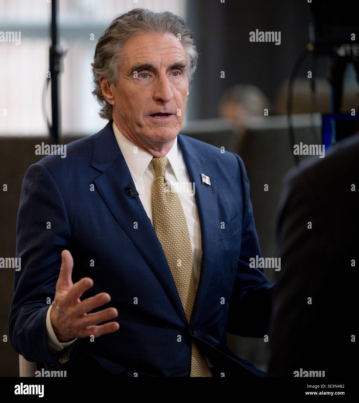 Houston, USA. März 2026. Doug Burgum, Innenministerium der Vereinigten Staaten, spricht während der CERAWeek von S&P Global im Hilton Americas in Houston, Texas am 23. März 2026 mit Medien. Bei der Diskussion über diese Veranstaltung werden führende Vertreter der globalen Energiewirtschaft zusammengebracht, um das Thema „Konvergenz und Wettbewerb: Energie, Technologie und Geopolitik“ zu erörtern. (Foto: Marcus Ingram/SIPA USA) Credit: SIPA USA/Alamy Live News Stockfoto