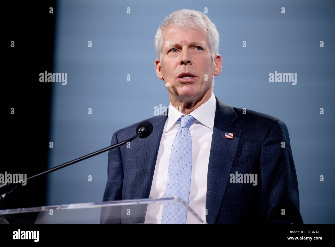 Houston, USA. März 2026. Chris Wright, Sekretär des US-Energieministeriums, spricht auf der Bühne während der CERAWeek 2026 von S&P Global im Hilton Americas in Houston, Texas am 23. März 2026. Bei der Diskussion über diese Veranstaltung werden führende Vertreter der globalen Energiewirtschaft zusammengebracht, um das Thema „Konvergenz und Wettbewerb: Energie, Technologie und Geopolitik“ zu erörtern. (Foto: Marcus Ingram/SIPA USA) Credit: SIPA USA/Alamy Live News Stockfoto