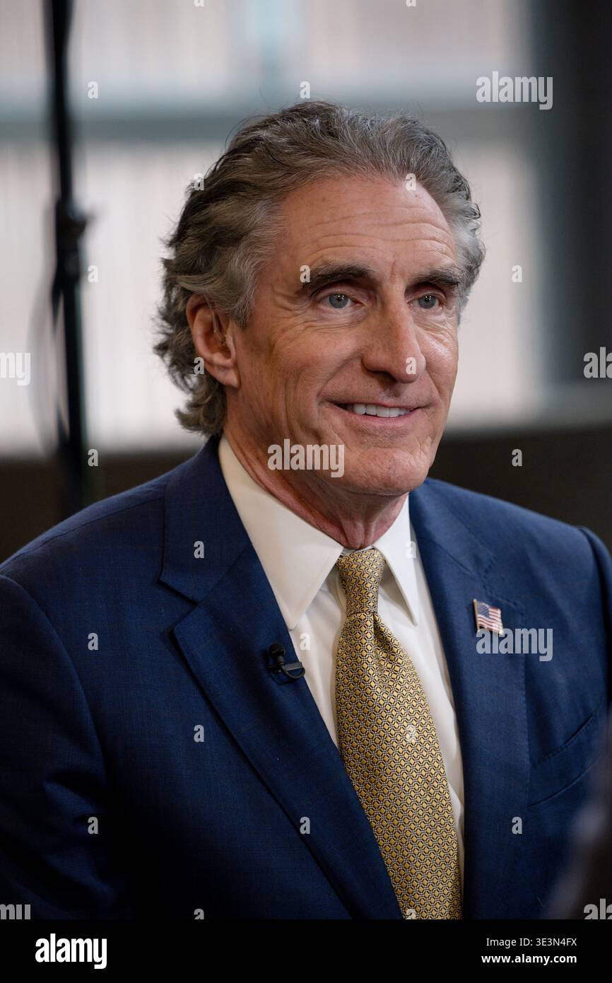 Houston, USA. März 2026. Doug Burgum, Innenministerium der Vereinigten Staaten, spricht während der CERAWeek von S&P Global im Hilton Americas in Houston, Texas am 23. März 2026 mit Medien. Bei der Diskussion über diese Veranstaltung werden führende Vertreter der globalen Energiewirtschaft zusammengebracht, um das Thema „Konvergenz und Wettbewerb: Energie, Technologie und Geopolitik“ zu erörtern. (Foto: Marcus Ingram/SIPA USA) Credit: SIPA USA/Alamy Live News Stockfoto