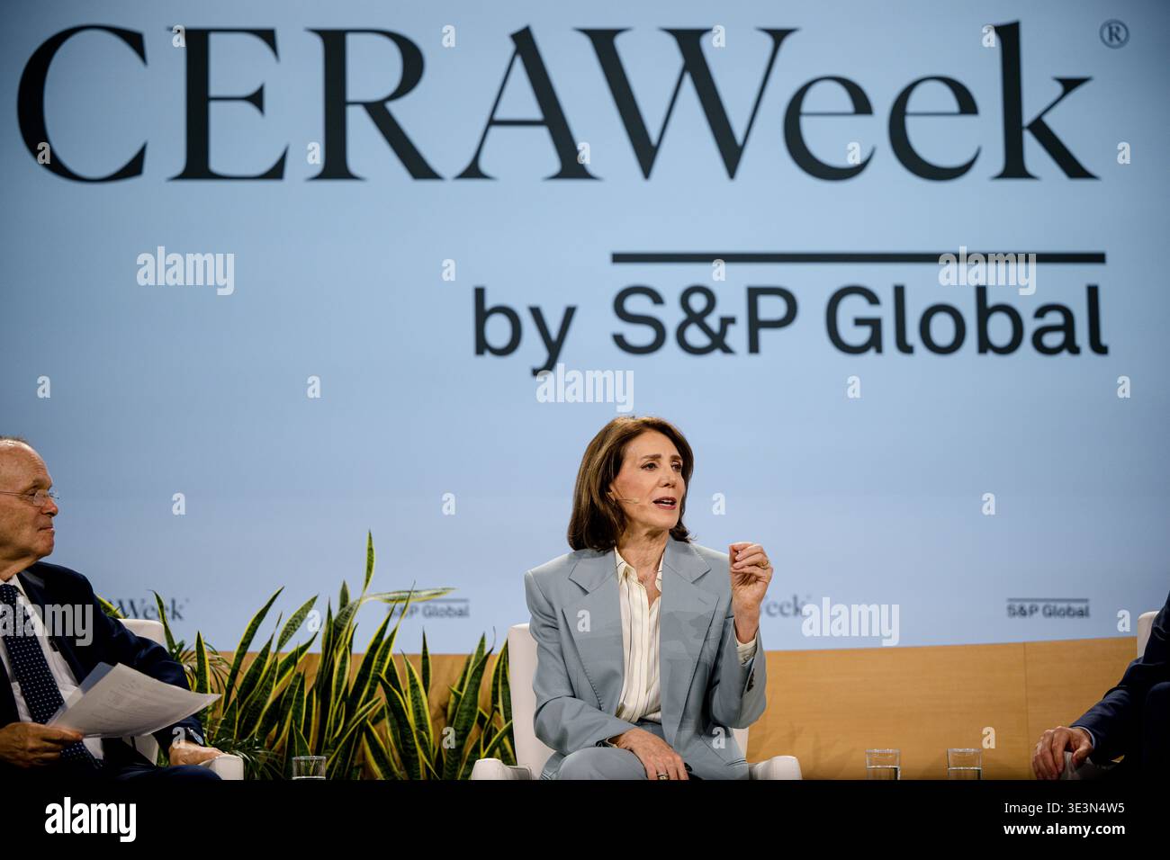 Houston, USA. März 2026. Ruth Porat, President & Chief Investment Officer, Alphabet und Google, spricht auf der Bühne während der CERAWeek von S&P Global im Hilton Americas in Houston, Texas am 23. März 2026, versammeln sich führende Unternehmen der globalen Energiewirtschaft, um das Thema „Konvergenz und Wettbewerb: Energie, Technologie und Geopolitik“ zu erkunden. (Foto: Marcus Ingram/SIPA USA) Credit: SIPA USA/Alamy Live News Stockfoto
