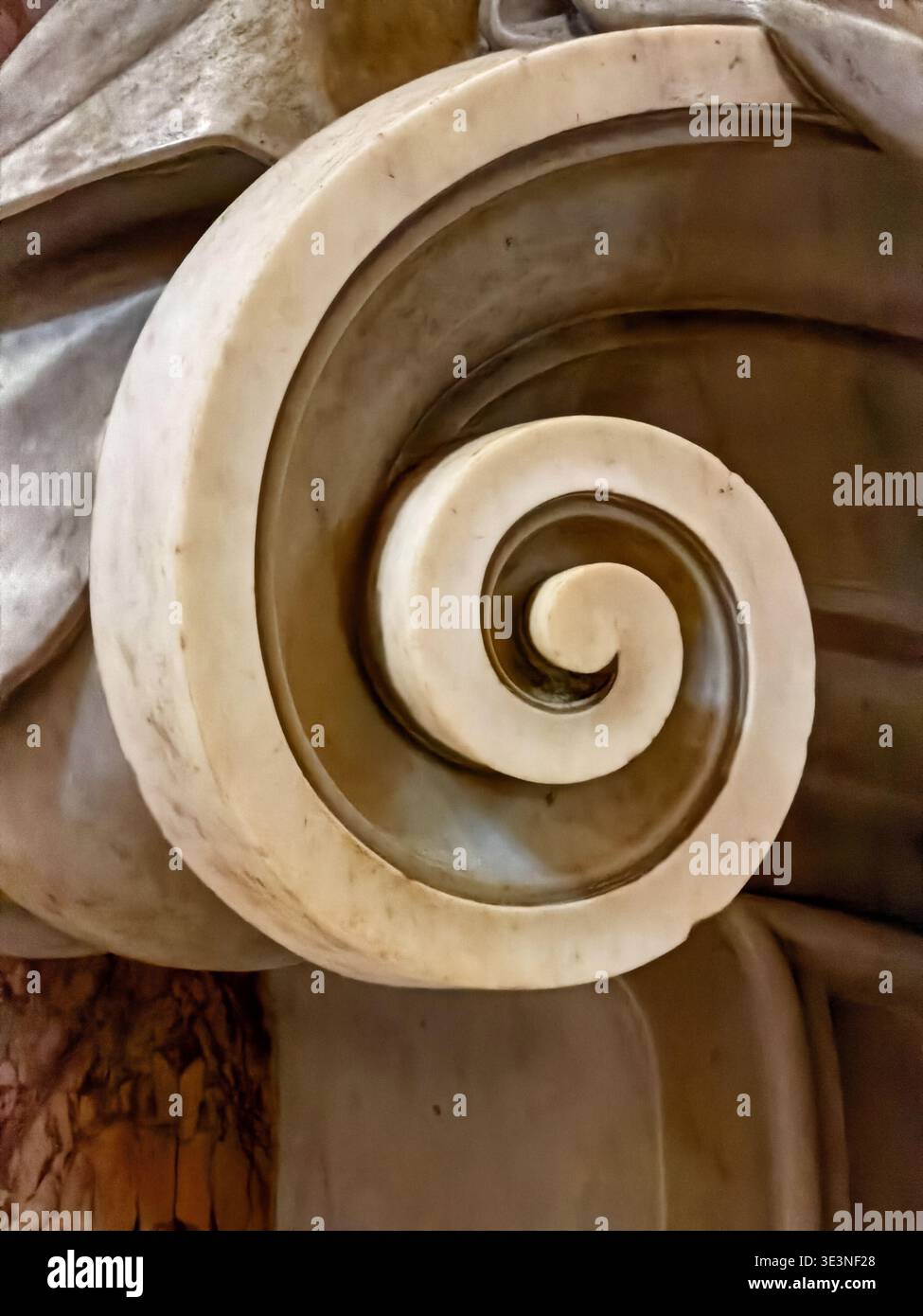 Ein ornamentales spiralförmiges Detail auf einem Grab in der St. Peters Kathedrale ist aus Stein geschnitzt. Stockfoto
