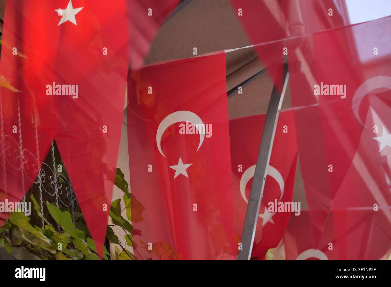 Feier türkischer Flaggen in einem öffentlichen Bereich Stockfoto