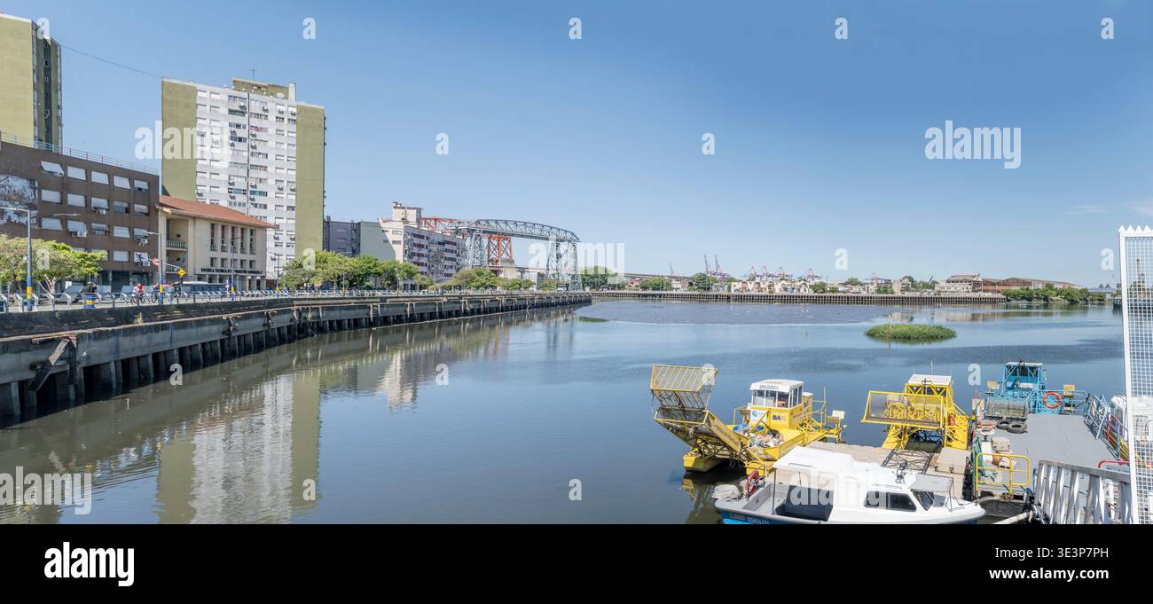 Stadtbild mit nördlichem Uferufer des Flusshafens Matanza-Riacheulo im Stadtteil La Boca in der argentinischen Hauptstadt, aufgenommen im hellen Sommerlicht in Bue Stockfoto