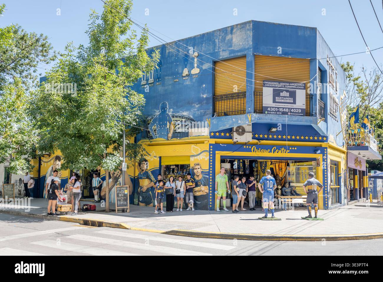 BUENOS AIRES, 17. januar 2026; Stadtbild mit Touristen und Fußballstatuen auf der Straße aus der farbenfrohen Fußballarena La Boca in der argentinischen Hauptstadt, Stockfoto