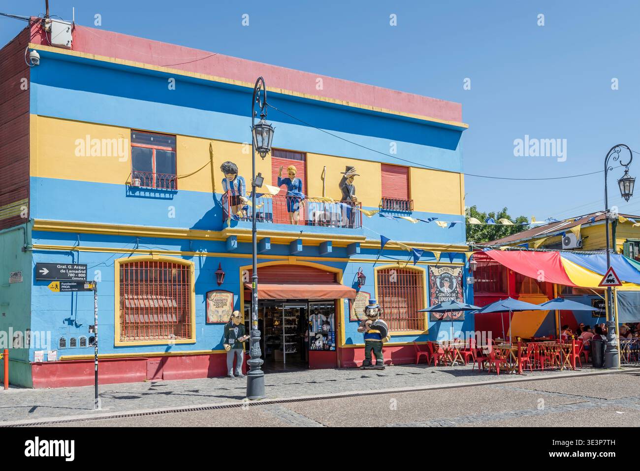 BUENOS AIRES, 17. januar 2026; Stadtbild mit Statuen argentinischer Prominenter auf farbenfrohem, malerischem Gebäude im Viertel La Boca in der argentinischen Hauptstadt ci Stockfoto