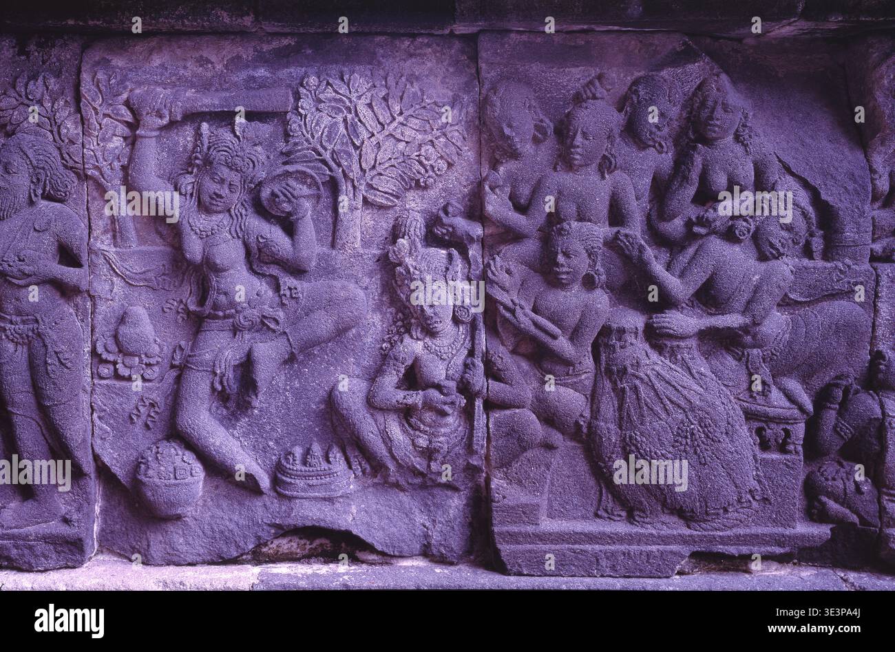 Ramayana Relief der Krönung von Rama, Prambanan-Tempel, Java, Indonesien, 1992, Großformat. Stockfoto