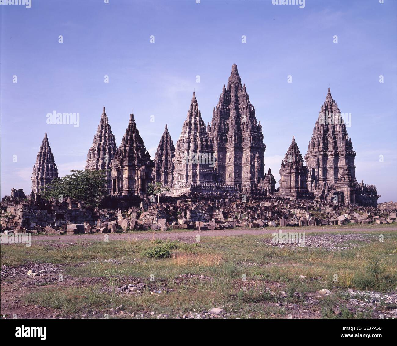 Überblick über den Prambanan Temple Complex, Zentral-Java, Indonesien, ein UNESCO-Weltkulturerbe. Fotografiert 1993 im Großformat. Stockfoto