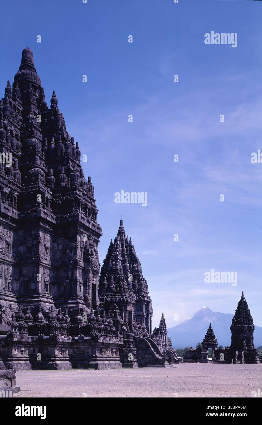 Prambanan-Tempel mit dem Merapi-Berg im Hintergrund, Zentral-Java, Indonesien, UNESCO-Weltkulturerbe. Fotografiert 1993 im Großformat. Stockfoto