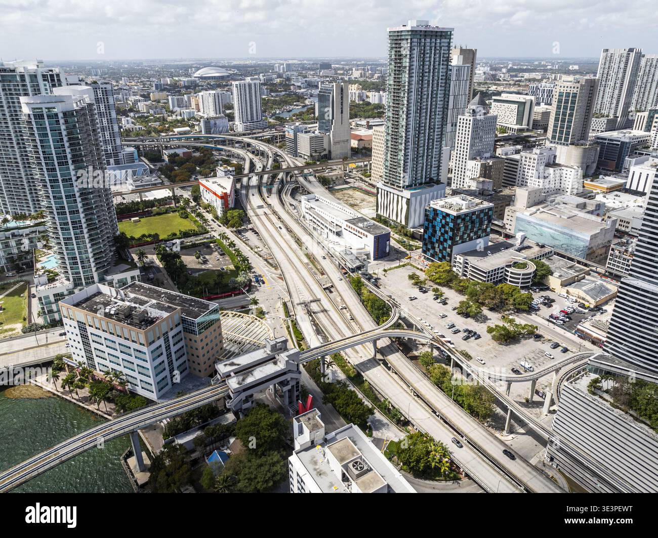 Aus der Vogelperspektive einer Stadt mit Wolkenkratzern, Autobahnen und Bahngleisen, die durch die urbane Landschaft führen, Brickell, Miami, Florida, USA. Stockfoto
