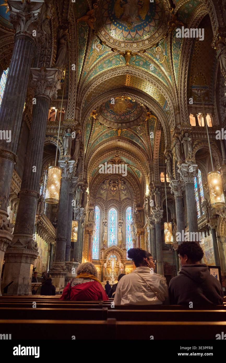 Eine visuelle Reise durch Lyon mit der majestätischen Basilika, traditionellen Restaurants, modernen Straßenbahnen, eleganten Plätzen und einem atemberaubenden Blick auf die Stadt. Stockfoto