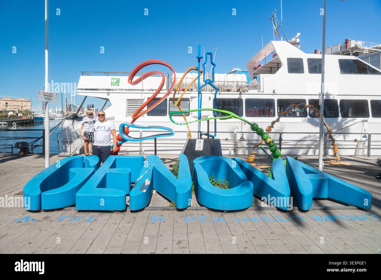 Genua, Italien, 07.08.26, moderne Installation in der Nähe des Yachthafens mit Booten im Hintergrund. Konzept der Stadtmarke und der Tourismusförderung. Stockfoto
