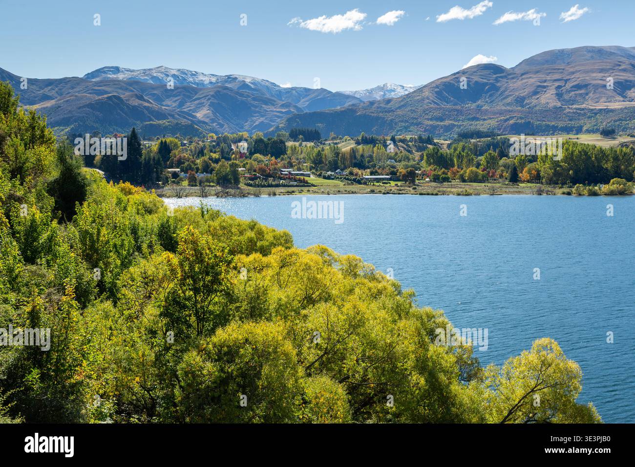 Blick über den Lake Hayes an einem wunderschönen sonnigen Herbsttag Central Otago, Südinsel, Neuseeland Stockfoto