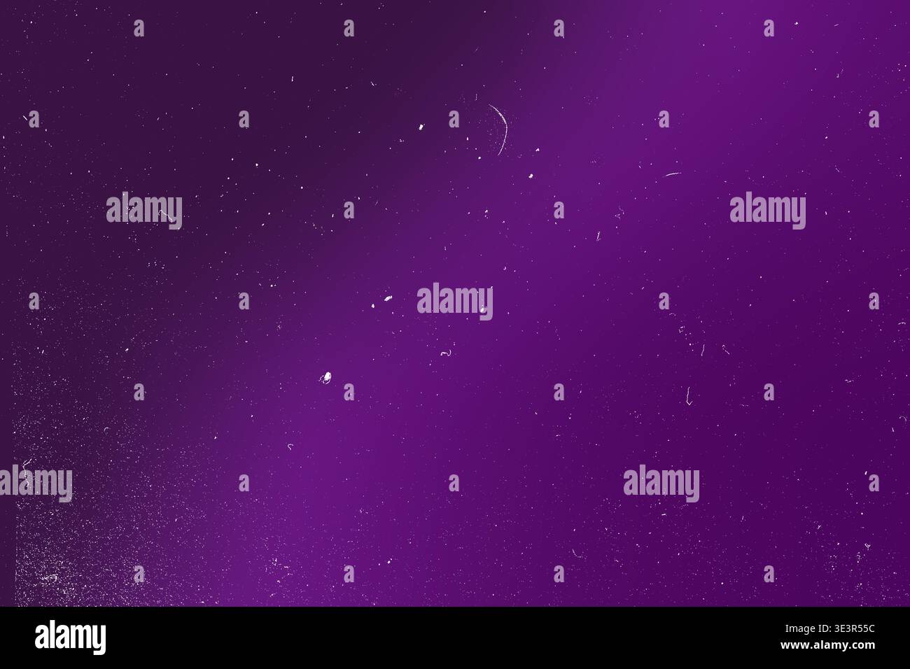 Leuchtender violetter Hintergrund mit dezenten Staubpartikeln und Kornrauschen, weiche, unscharfe Textur, horizontales Banner mit zentralem Kopierraum Stockfoto