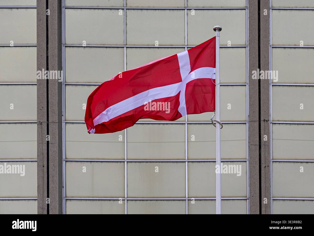 Älteste Flagge des Weltreichs Dänemark vor Windows Stockfoto